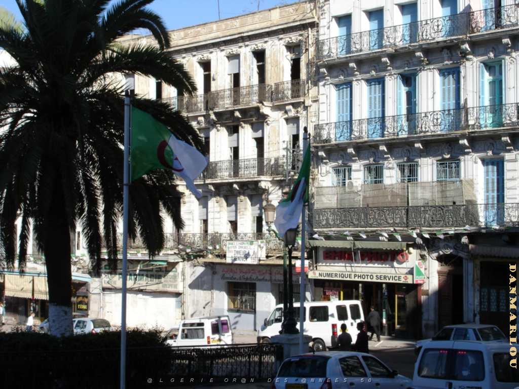 ORAN 10 2005 092 ANCIENS IMMEUBLES EN TOURANT LA MAIRIE.JPG